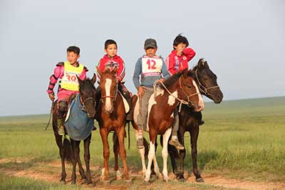 Young jockeys proudly race for the international riders. © Gobi Desert Cup Young jockeys proudly race for the international riders. © Gobi Desert Cup