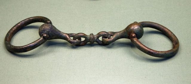 Bronze snaffle bit from the King’s Barrow burial in Yorkshire, now in the British Museum. Tag on exhibit reads: Bronze bridle-bit from the chariot burial known as the King’s Barrow, Arras, East Yorkshire, 200-100 BC. Presented by Sir A. W. Franks. Photo by Ealdgyth CC BY-SA 3.0 Bronze snaffle bit from the King’s Barrow burial in Yorkshire, now in the British Museum. Tag on exhibit reads: Bronze bridle-bit from the chariot burial known as the King’s Barrow, Arras, East Yorkshire, 200-100 BC. Presented by Sir A. W. Franks. Photo by Ealdgyth CC BY-SA 3.0