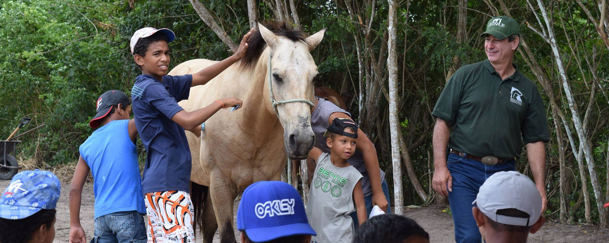 Miguel Lupiano works with a group of youths in his Galope da Esperança program. Photo by Sonia Lages. Miguel Lupiano works with a group of youths in his Galope da Esperança program. Photo by Sonia Lages.
